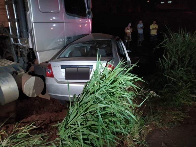 Caminhão acerta lateral de Ford Fiesta na Rodovia PR 317 e deixa uma pessoa ferida