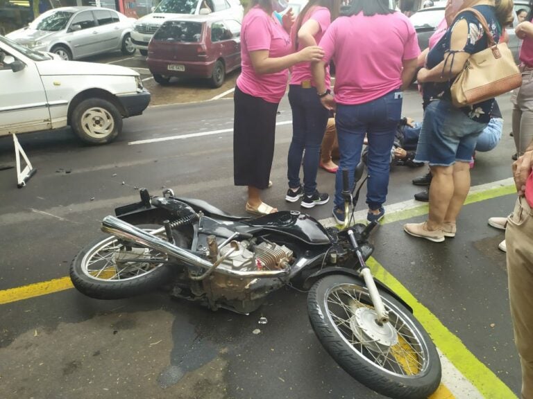Batida entre moto e picape deixa uma pessoa ferida no centro de Umuarama