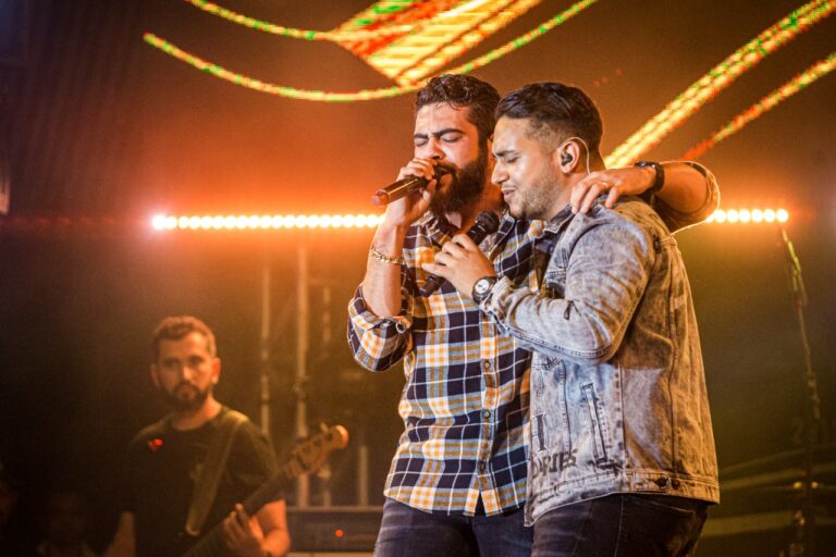 Henrique e Juliano emocionam e encantam no palco da Expo Umuarama