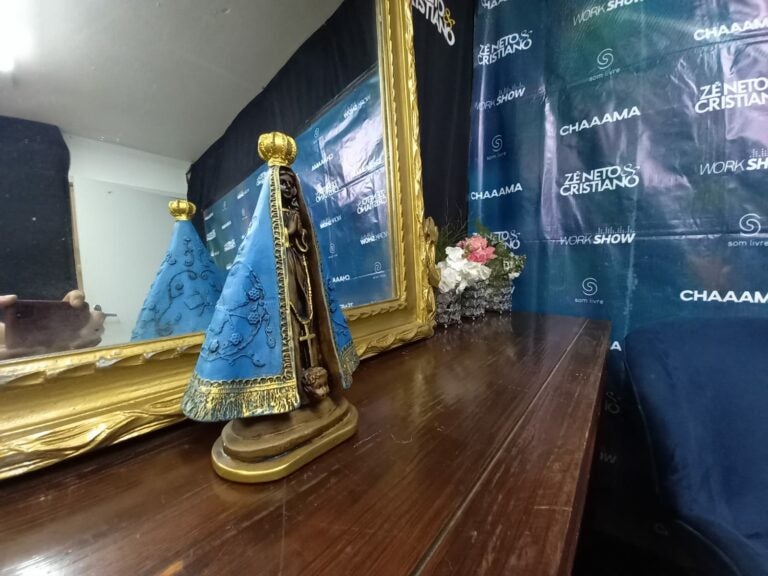 De ovo cru a picanha e imagem de Nossa Senhora: o camarim dos artistas na Expo Umuarama