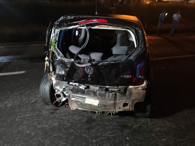 Jovens são ejetados após veículo capotar na madrugada deste sábado em Sarandi