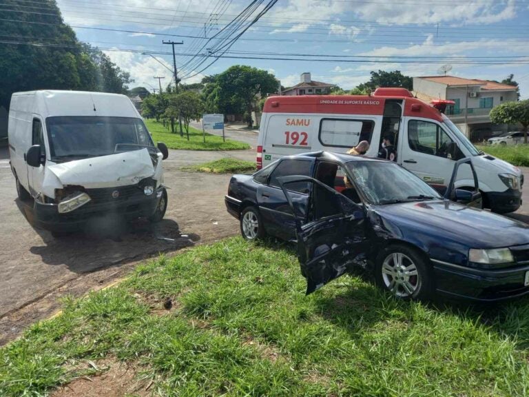 Umuarama: Equipes do Samu socorrem duas vítimas de colisão perto da Praça Portugal