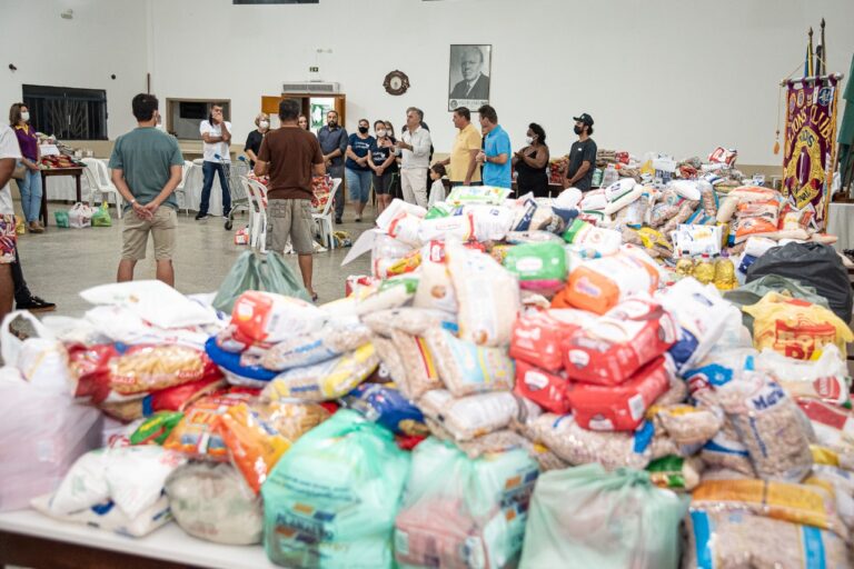 Rural e Lions repassam mais de 4 toneladas de alimentos arrecadados na Expo Umuarama