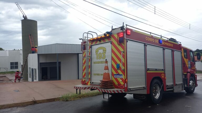 Bombeiros de Umuarama socorrem trabalhador que ficou preso dentro de caixa d’água