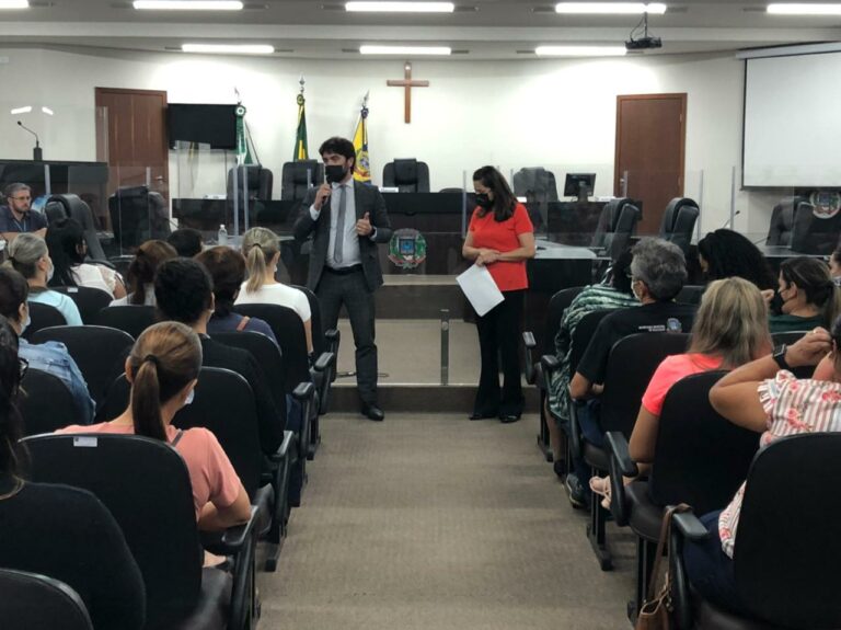 Professores do magistério de Umuarama cobram adequação do salário ao piso nacional