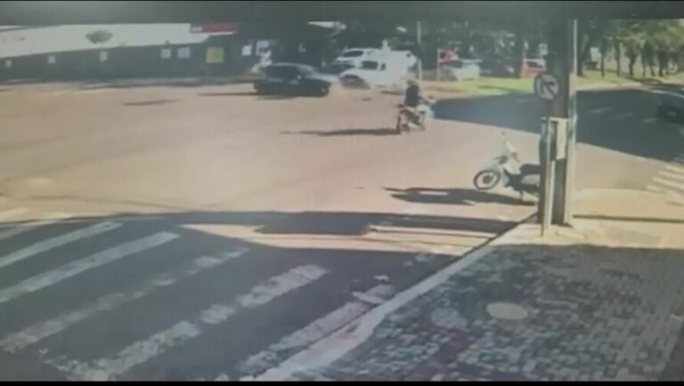 Impressionante: após acidente, semáforo cai sobre motociclista no Paraná
