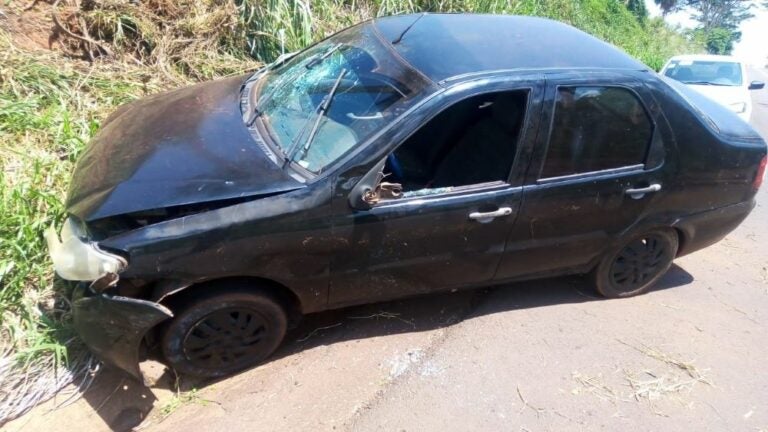 Condutor perde o controle da direção e veículo bate em barranco em rodovia da região