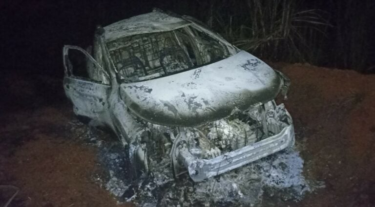 Carro furtado em Umuarama é encontrado queimado em canavial