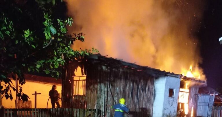 Incêndio em Altônia destrói casa e família perde tudo na Rota dos Caminhões