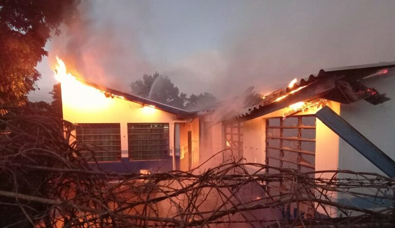 Incêndio de grandes proporções destrói escola Rocha Pombo em Cruzeiro do Oeste