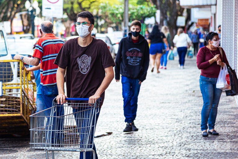 Nove dias após liberação das máscaras ao ar livre, números da pandemia seguem em queda