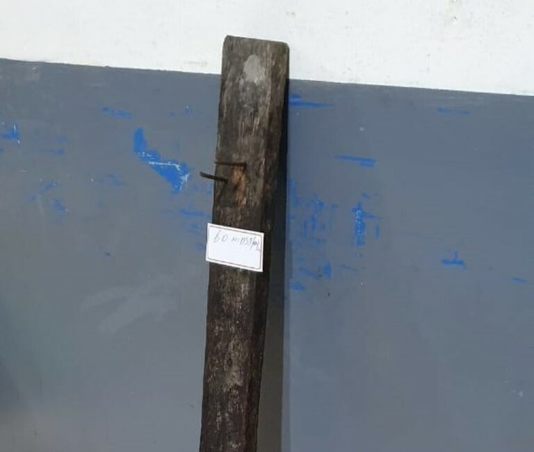 Homem tem a cabeça ferida depois de levar golpe com pedaço de madeira