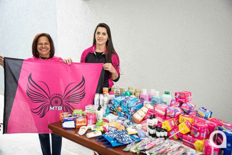 Ciclistas arrecadam itens de higiene íntima para mulheres em situação de vulnerabilidade