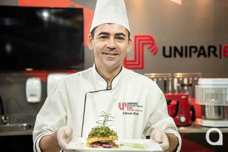 Chef Ederson Gimenez prepara prato especial para o almoço da Sexta-feira Santa