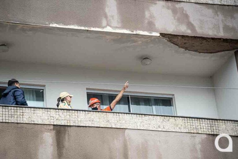 Umuarama: Ralo entupido em sacada de apartamento provoca infiltração e queda de reboco