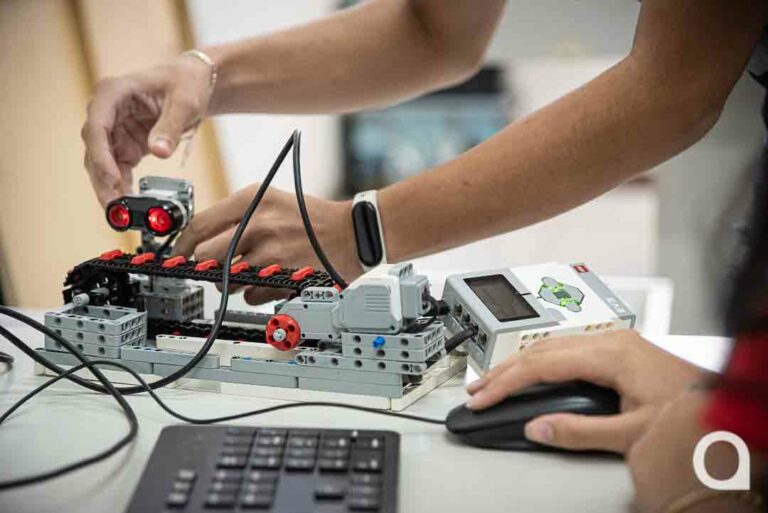 Alunos de robótica do Colégio Sesi de Umuarama se preparam para competição nacional