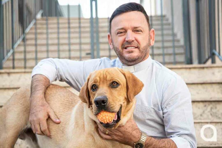 Padre Machado e seu cachorro Pudim fazem sucesso nas redes sociais
