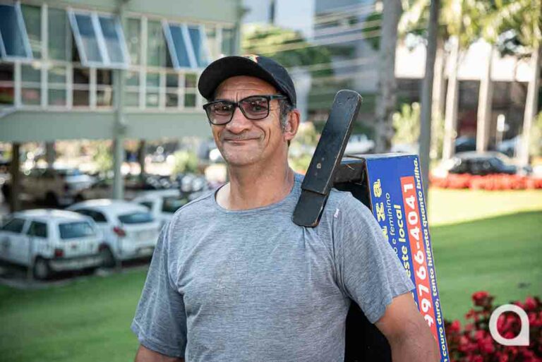 Engraxate à moda antiga, Ivo faz sucesso em Umuarama com o serviço delivery