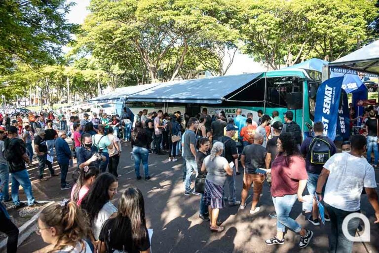 1º Feirão do Emprego atrai centenas de pessoas em busca de uma oportunidade em Umuarama