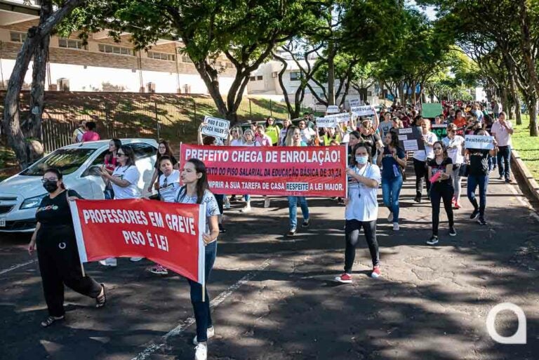 Professores em greve realizam passeata pelo centro de Umuarama