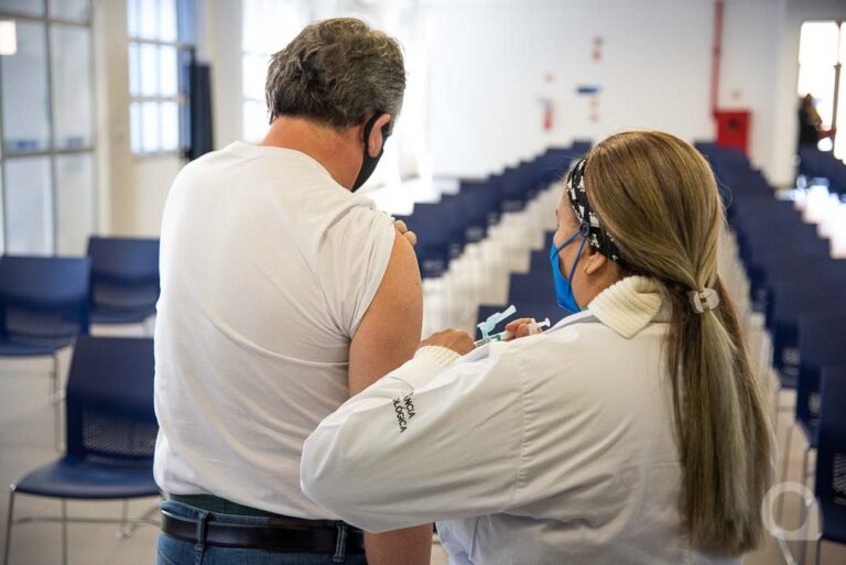 Covid: Umuarama inicia vacinação da 4ª dose para idosos com 60 anos ou mais