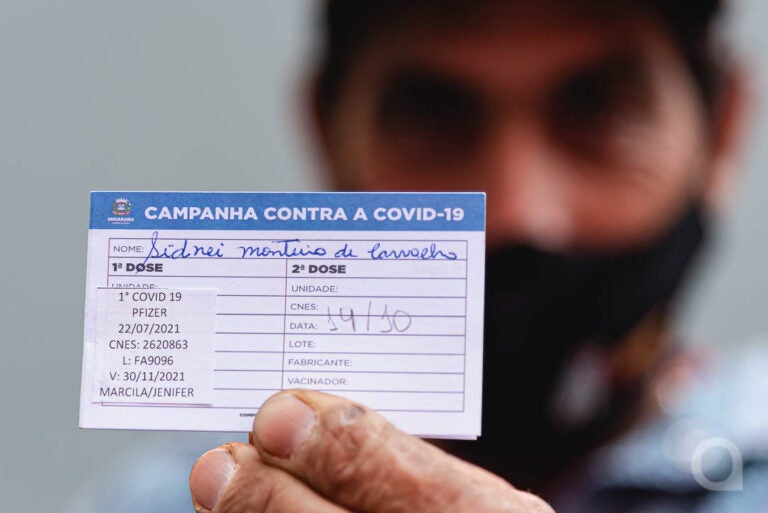 Governador Ratinho Jr sanciona lei que proíbe obrigatoriedade do passaporte vacinal