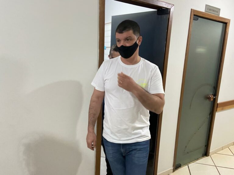 Manchas encontradas no carro de Jean Michel não eram de sangue, atesta perícia
