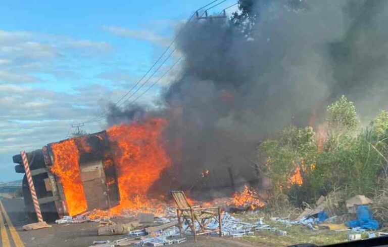 Carreta carregada com cigarros tomba e pega fogo na rodovia entre Iporã e Altônia
