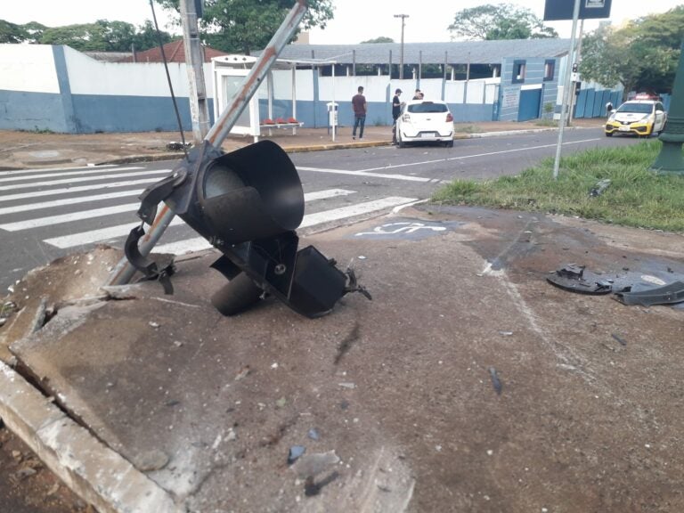 Carro arranca semáforo na esquina da Maringá com a Apucarana e motorista sai ileso