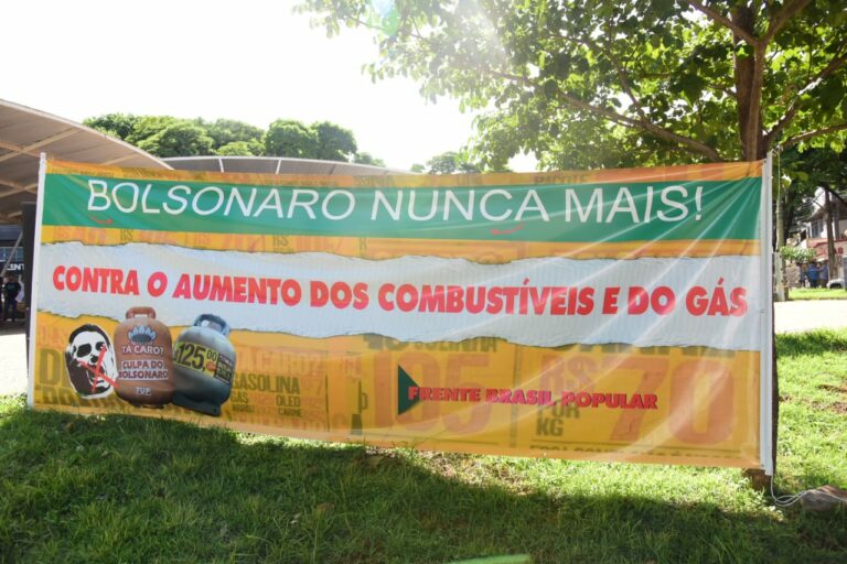 Movimentos sociais promovem protesto contra Bolsonaro na Praça Arthur Thomas