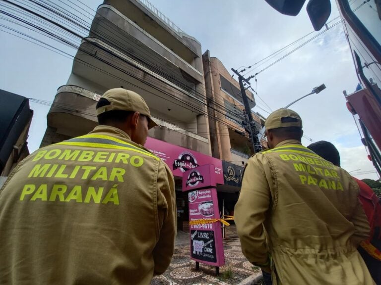 Queda de reboco de prédio no centro de Umuarama mobiliza Bombeiros e Defesa Civil