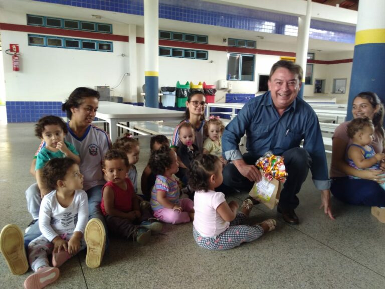 Páscoa mais doce: Nova Olímpia distribui quase 2 mil ovos de chocolate para crianças e idosos