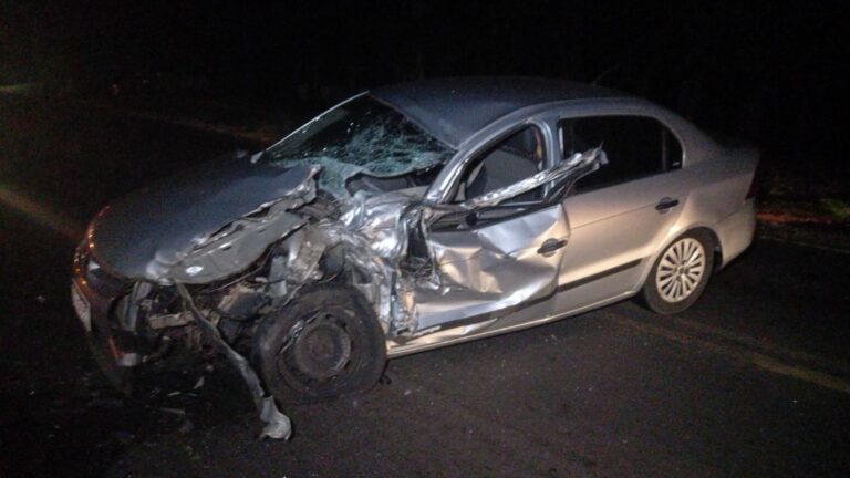 Colisão entre caminhão e carro é registrada na noite desta terça na PR-323, em Umuarama