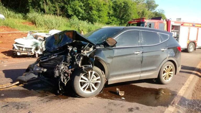Colisão frontal entre veículos deixa um homem morto na rodovia PR-317