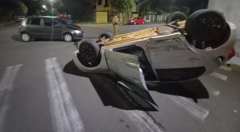 Após colisão, condutor de veículo Gol capota na rua Pará em Umuarama