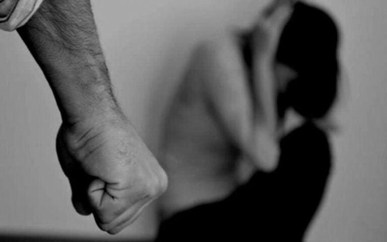 Homem invade casa da ex-mulher quebra móveis e agride a vítima a socos