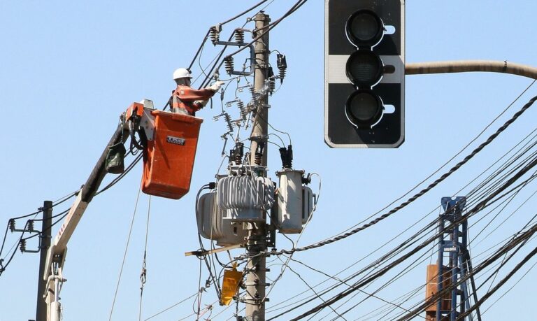 Governo federal anuncia fim da tarifa extra para consumidores de energia