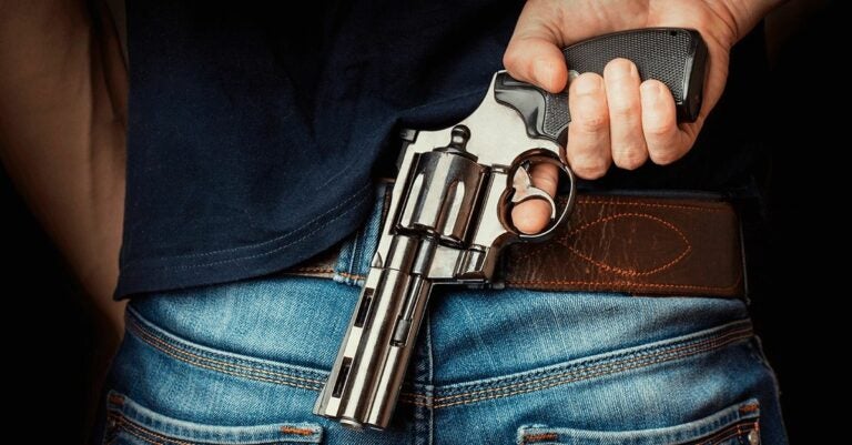 Briga conjugal termina com dois homens baleados dentro do bar no Bairro Zona Armazém