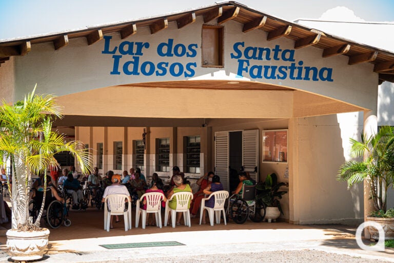 Professores grevistas promovem ação social em favor do Lar Santa Faustina