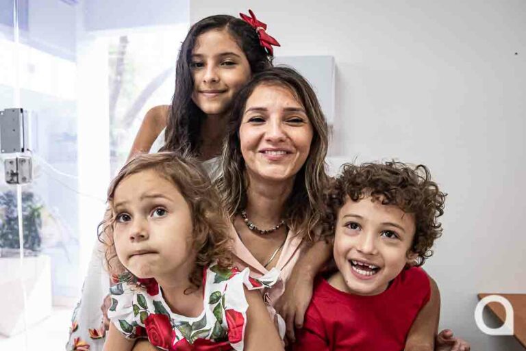 Carol Gonzalez dá relato emocionante sobre como foi mudar de país com três filhos, dois deles autistas