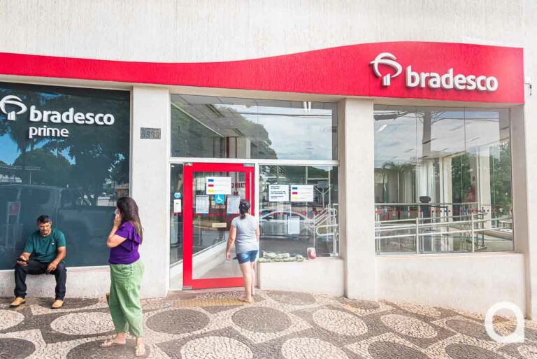 Idosos ficam horas na fila do caixa eletrônico na Agência do Bradesco de Umuarama