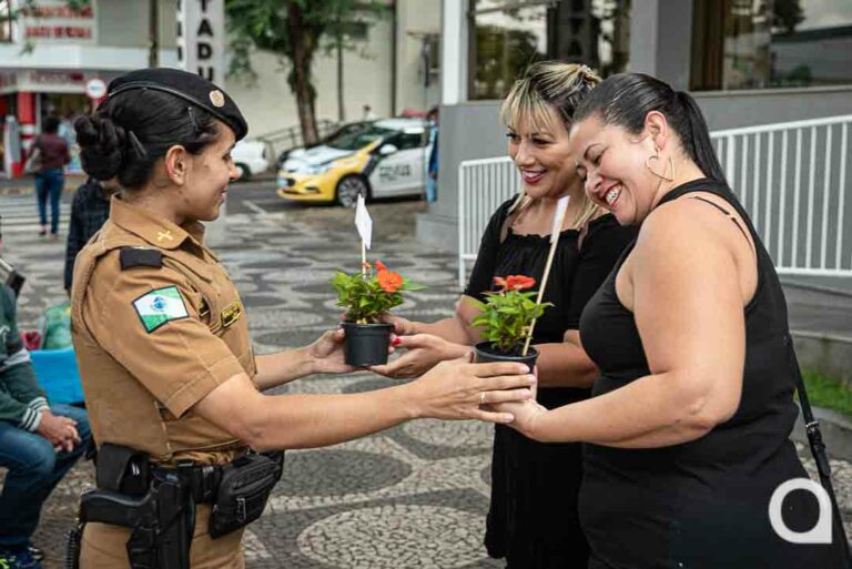 Em Umuarama, Policiais Militares entregam flores em homenagem ao Dia das Mães