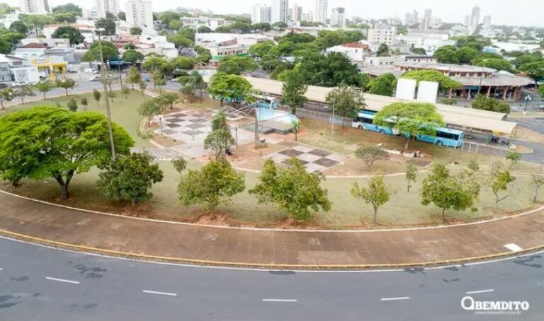 Homem é encontrado morto com sinais de violência na Praça da Bíblia, em Umuarama