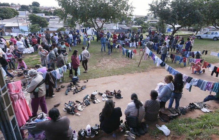 Moradores do Parque Industrial recebem agasalhos da campanha Varal Solidário
