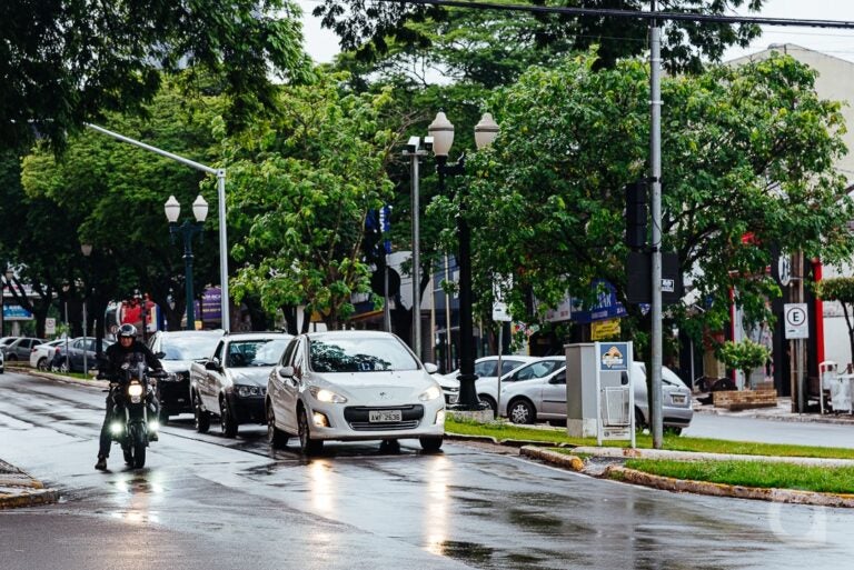 Tempo vira e Umuarama registra pancadas de chuva nesta terça-feira