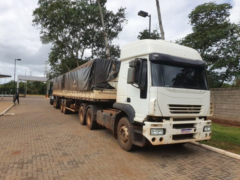 PF flagra carreta bitrem transportando carga de cigarros contrabandeados