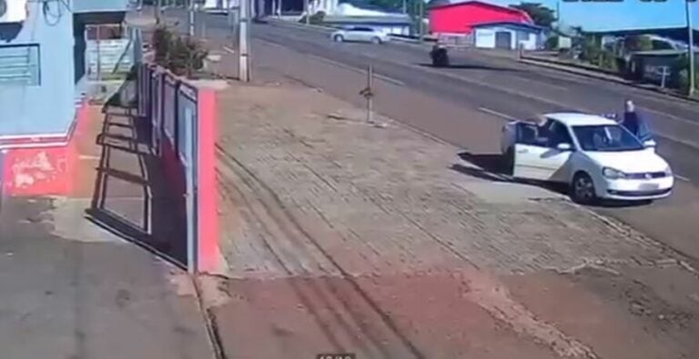 PR: Câmera flagra acidente que matou motociclista e criança de sete anos