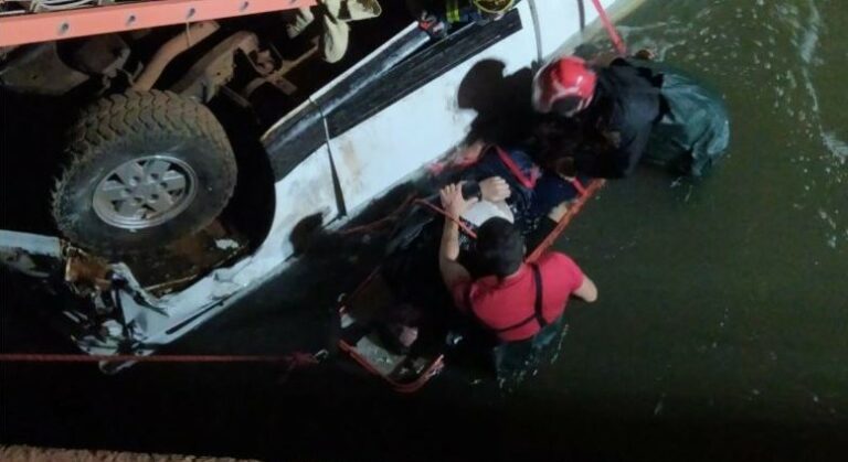 Homem morre após cair com caminhonete dentro de rio, em Peabiru