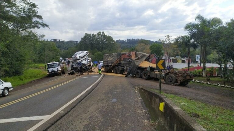 Homem morre na batida entre caminhão-cegonha e carreta de soja no interior do Paraná