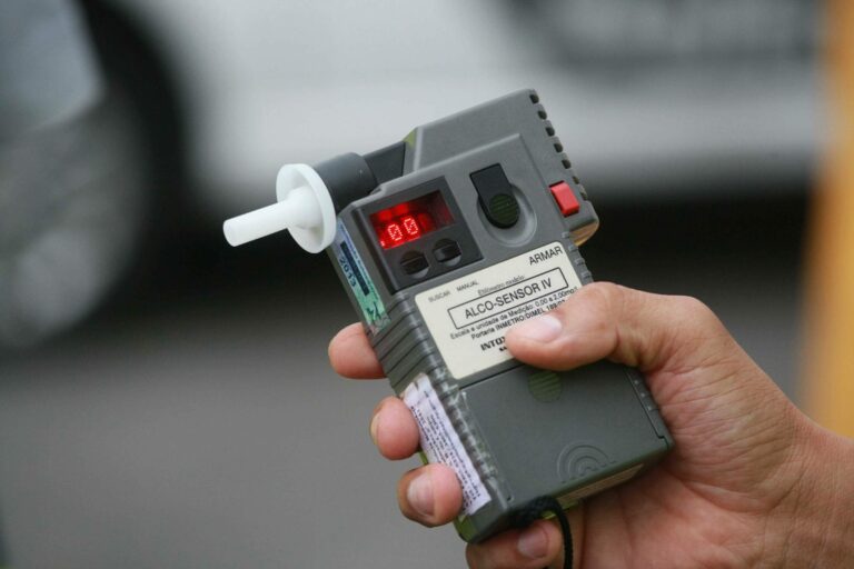 No centro de Umuarama, motorista flagrado no etilômetro bate em três veículos estacionados